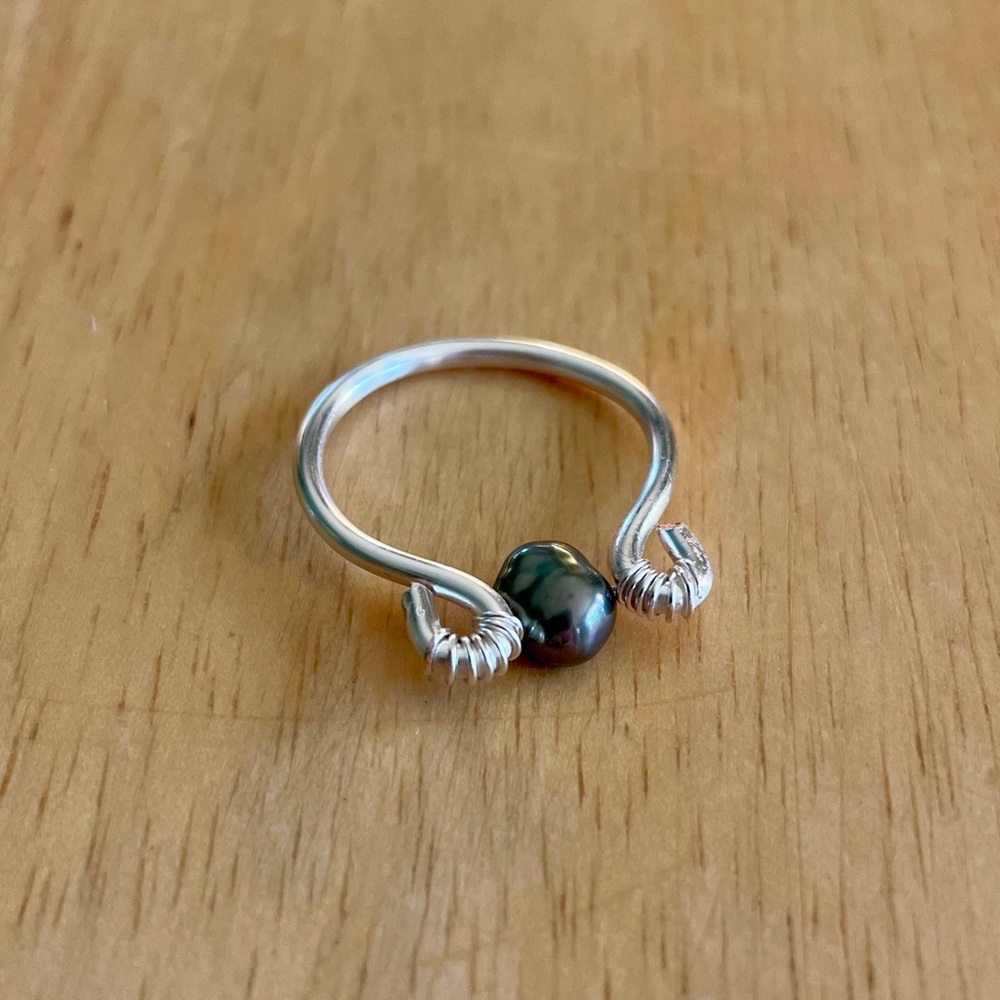 NWOT Artisan Silver Plated Wire Wrapped Ring with Black Pearl